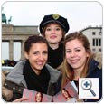 FlyerverteilerInnen verteilen vor dem Brandenburger Tor Give-aways - hier das GRAZIA Magazin