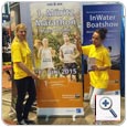 2 FlyerverteilerInnen flyern auf der Berlin Vital Messe in Tempelhof