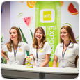 Messehost und Messehostess verteilen Give aways bei einer Veranstaltung in Berlin