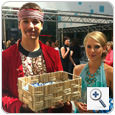Messehost und Messehostess verteilen Give aways bei einer Veranstaltung in Berlin